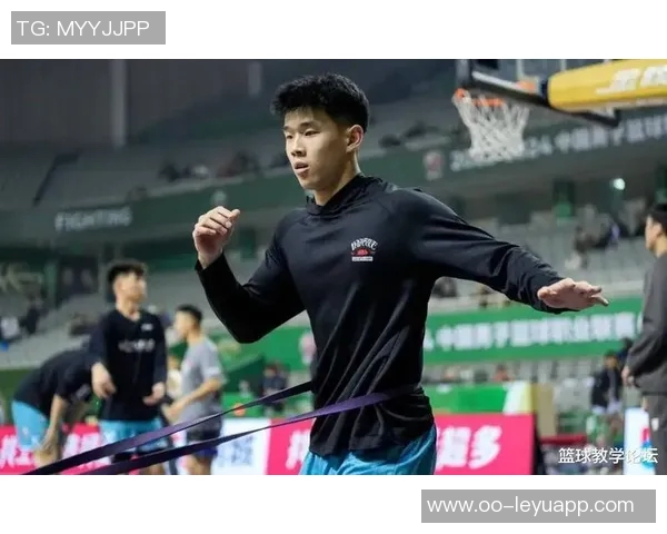 林葳在俄勒冈大学积极训练与队友们共同参与团建活动展现团队精神