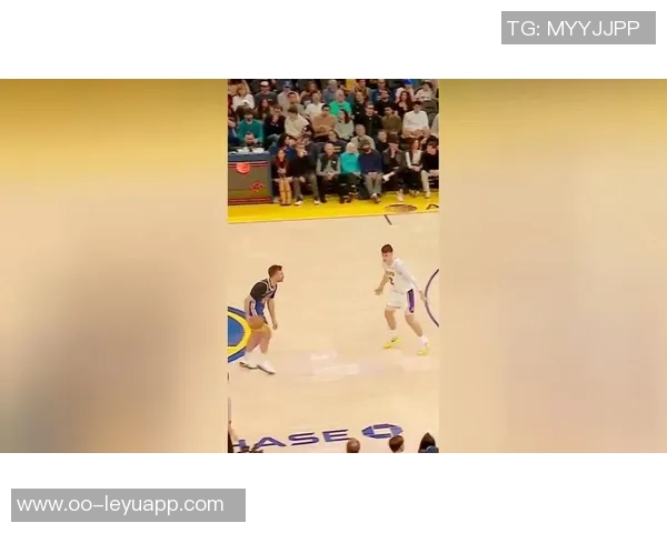 芬奇称赞迪林厄姆与里德默契配合突破篮下表现出色